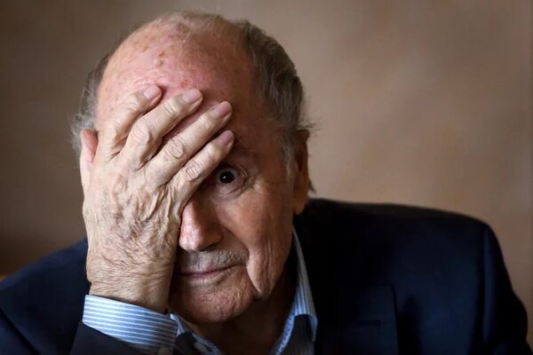 Blatter culpa a Platini del “error” de conceder el Mundial de fútbol a Qatar - Fútbol Internacional - ABC Color