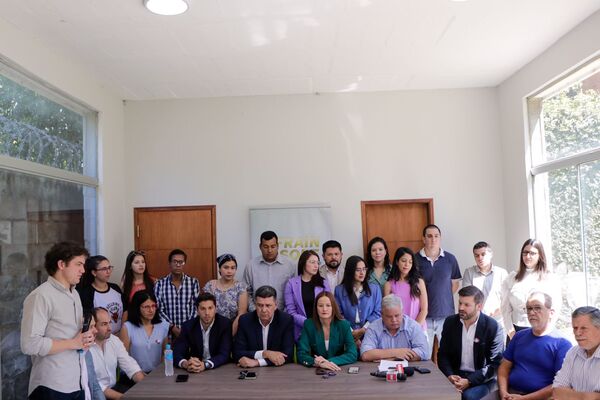 Efraín Alegre y Sole Núñez presentaron a su equipo de campaña - El Trueno
