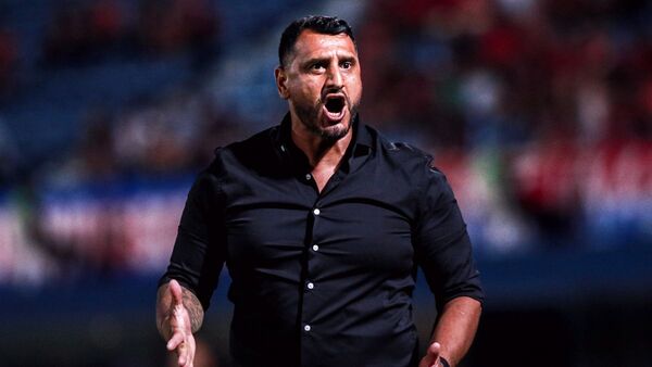 Okairo Mario Jara: "Fue un penal inventado, pateó el pasto"