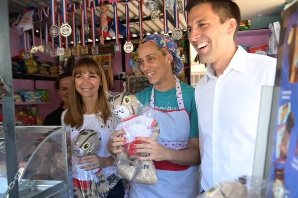 Jennifer Rodríguez recibió peluches de Tirika para el “Kioskito del Amor” - Polideportivo - ABC Color