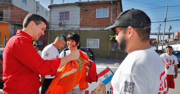 La Nación / Santiago Peña en Villa 21: “Acá los paraguayos también quieren estar mejor”
