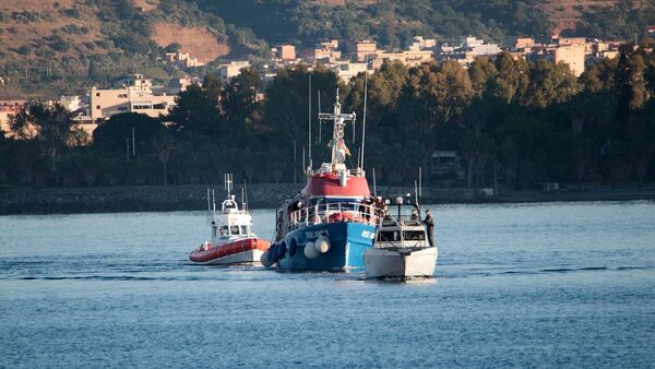 Italia permite desembarco de inmigrantes de bote humanitario