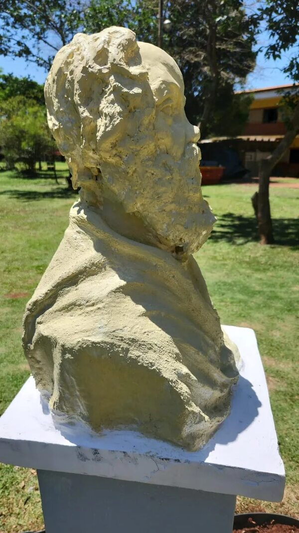 Polémico derribo del busto de Sócrates: culpan a una docente - ABC en el Este - ABC Color