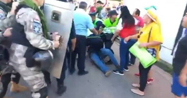 La Nación / Concejal de Ypacaraí fue herido por cascos azules en medio de una manifestación pacífica