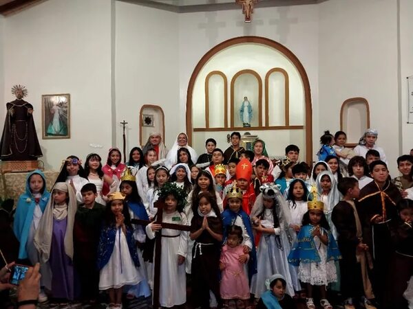 Niños de Areguá se disfrazaron de santas y santos para celebrar “Holywins” - Nacionales - ABC Color