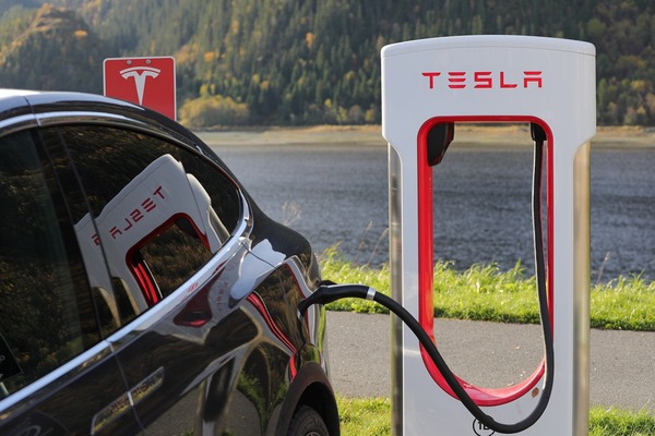 Tesla pierde un 16% en la primera semana de Elon Musk al frente de Twitter - Revista PLUS