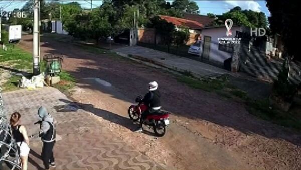Con los rostros cubiertos, motochorros asaltaron a una joven