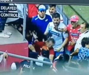 (VIDEO) “¿Quién me pateó?” Tumulto entre hinchas de Nacional luego del fracaso