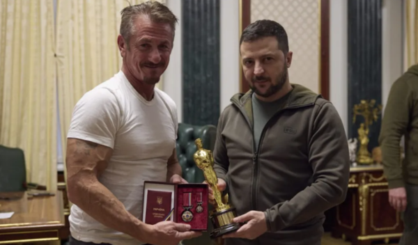 Diario HOY | Sean Penn entrega a Zelenski su Oscar, que dejará en Kiev hasta la victoria
