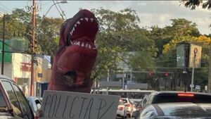 Para ver a Bad Bunny, se vistió de dinosaurio