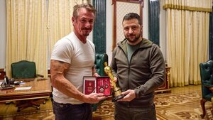 Sean Penn entrega su óscar a Zelenski