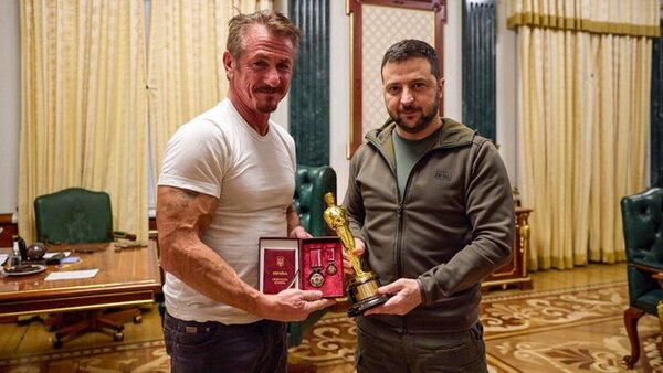 Sean Penn entrega su óscar a Zelenski