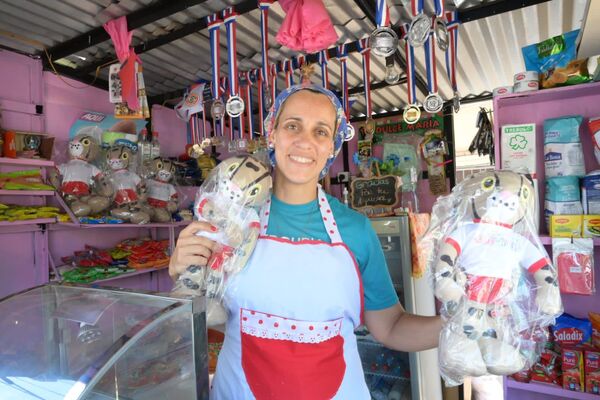 Diario HOY | Atleta emprendedora vende Tiríkas en su kiosco