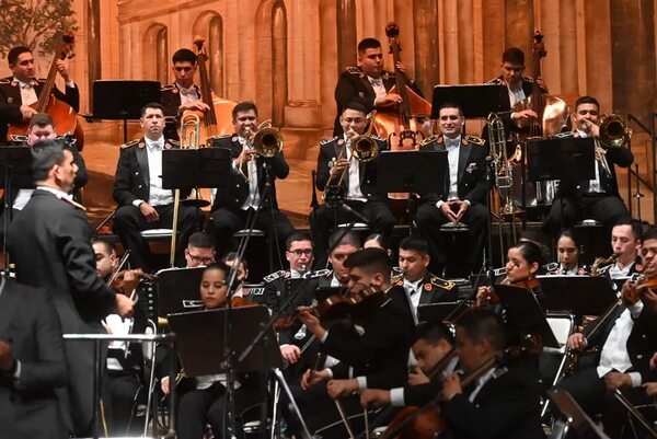La Banda de Músicos de la Policía Nacional brilla en su 110º aniversario - Música - ABC Color