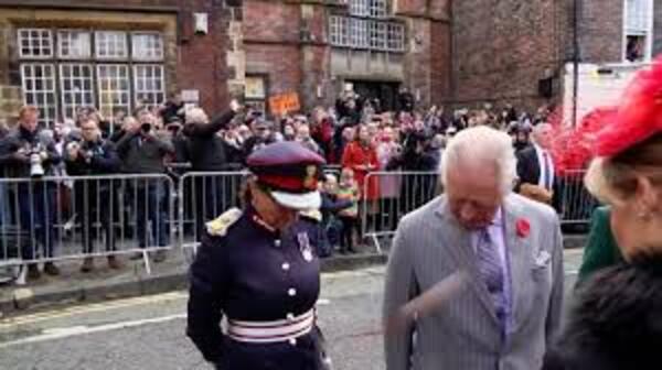 Lanzaron huevos al Rey Carlos III en la ciudad de York