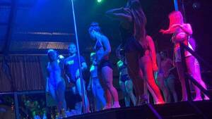Crónica / [VIDEO] ¡Ensayo hot! Así se preparan las finalistas de Miss Bombonazo Dubai 2022