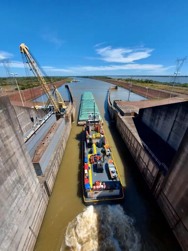 Granos nacionales cruzan por esclusa de Yacyretá con destino a puertos internacionales - Economía - ABC Color