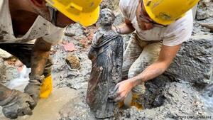 Descubren en Italia tesoro de bronces romanos "excepcionales" que podrían "reescribir la historia"