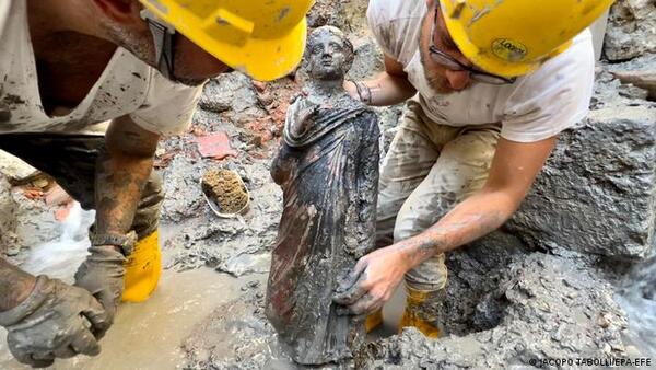 Descubren en Italia tesoro de bronces romanos "excepcionales" que podrían "reescribir la historia"