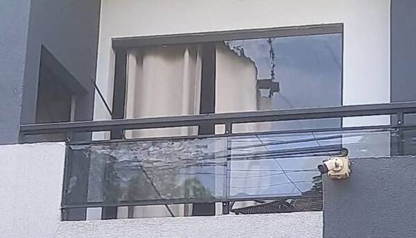 Crónica / Un rapai furioso reventó a balazos la ventana del departamento de su ex