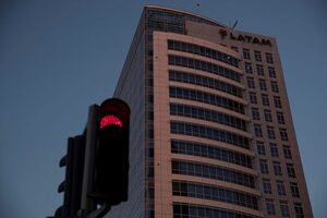 Sindicato de Pilotos y Latam Airlines extienden negociaciones por 5 días - MarketData