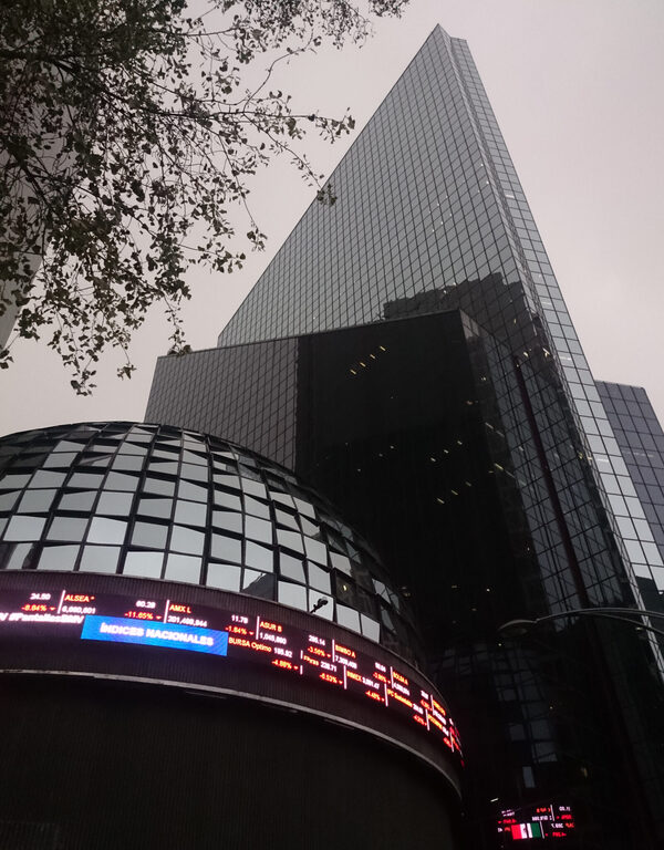 La Bolsa de México retrocede un 0,67 % y se ubica en 50.545,76 unidades - MarketData