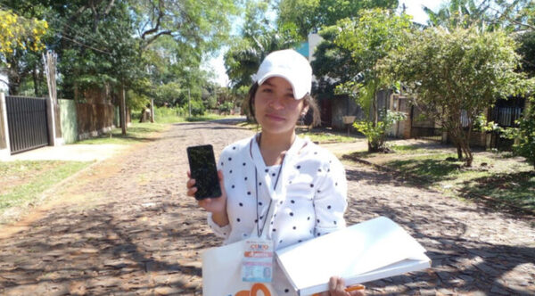 ¡Que capa! Joven censista usó su lelu para entrevistar a una familia rusa