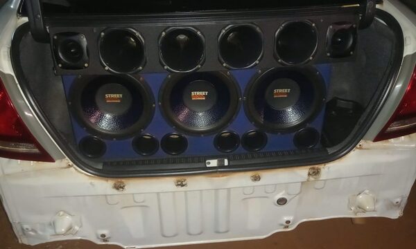 Borracho escuchaba música a todo volumen en surtidor