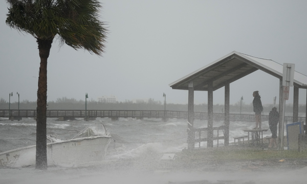 Nicole se reduce a tormenta tropical tras tocar tierra en la costa este de Florida
