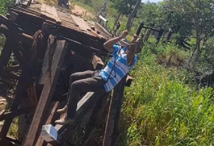 Indígenas usan tirolesa para cruzar el río Aquidabán ante falta de puente - Noticiero Paraguay