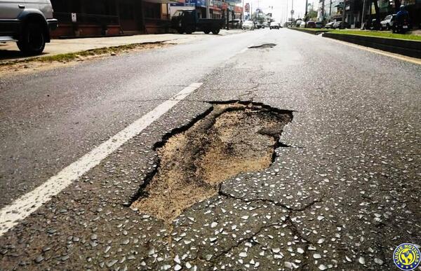 Baches “adornan” avenida luqueña •