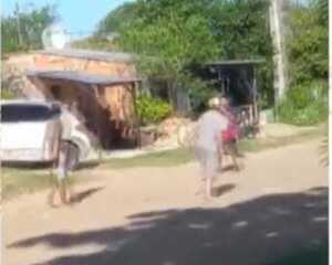 (VIDEO)Pelea a machetazos en vía pública termina con un fallecido