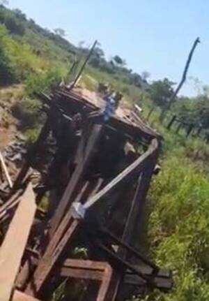 Crónica / [VIDEO] Ante falta de puente, nativos cruzan el río en tirolesa