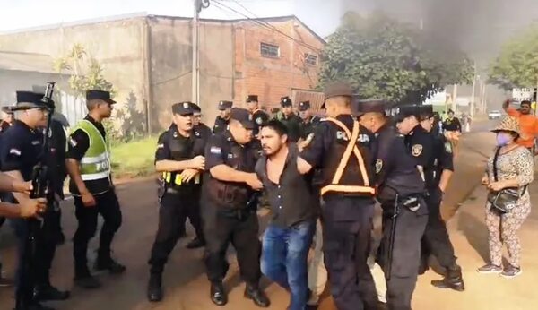 Varios detenidos en incidentado desalojo en Ciudad del Este - ABC en el Este - ABC Color