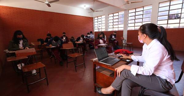 La Nación / Docentes de Coronel Oviedo exigen la devolución de rubros al MEC