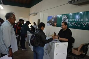 Pescadores comerciales reciben compensación económica desde Yacyretá en Ayolas - Economía - ABC Color