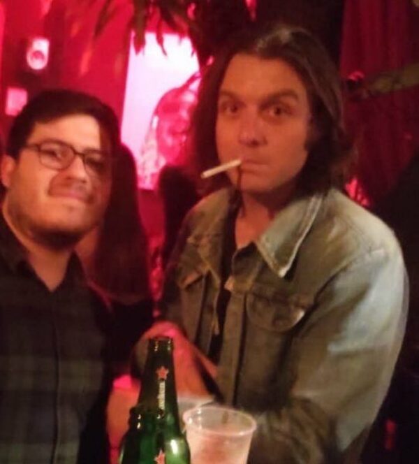 (VIDEO) Bajista de Arctic Monkeys farreó con los perros y hasta tocó la batería en boliche