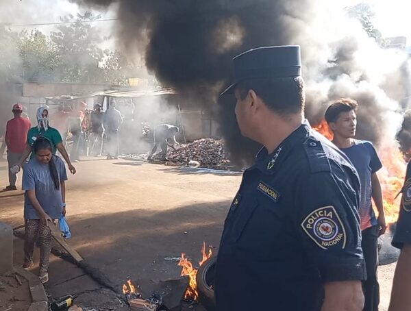 Ocho personas aprehendidas tras violento desalojo en Alto Paraná · Radio Monumental 1080 AM