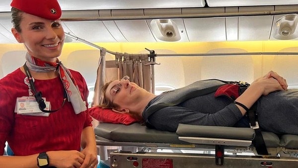 Mujer más alta del mundo viaja en avión por primera vez: Tuvieron que retirar 6 asientos y viajó acostada