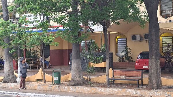 Comisario instaló bancos frente a su comisaría para pasajeros que esperan micro