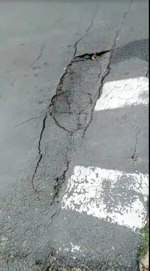 Hundimiento de asfaltado en pleno centro de Asunción - Crónicas Ciudadanas - ABC Color