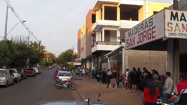 Encarnación: Largas filas para comprar entradas