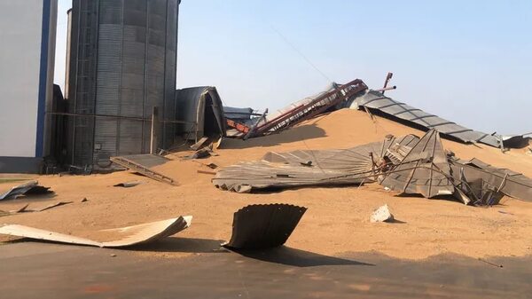Video: el impactante momento en que un silo repleto de granos colapsa en J. Eulogio Estigarribia - Nacionales - ABC Color