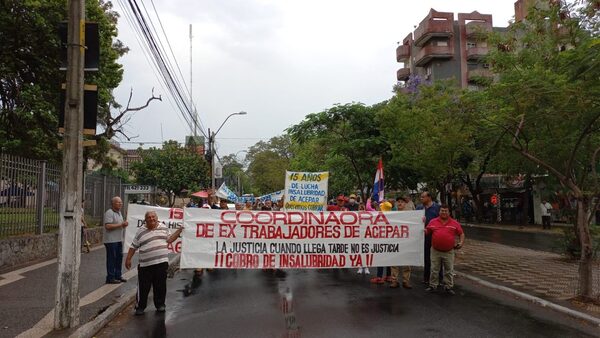 Diario HOY | Exobreros de Acepar protestan frente al Poder Judicial para exigir pago de indemnizaciones