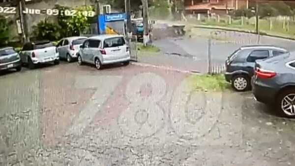 Cuádruple choque frente a emisora radial
