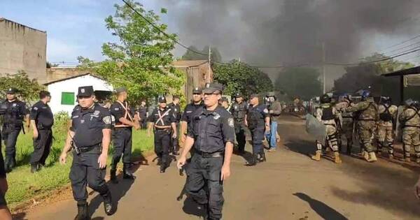 La Nación / Detienen a ocho personas tras incidentado desalojo en Ciudad del Este