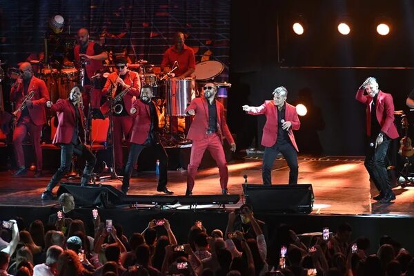 Alexandre Pires armó una fiesta noventosa en el SND Arena - Música - ABC Color