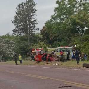 Personal policial itapuense involucrado en grave accidente en Quiindy