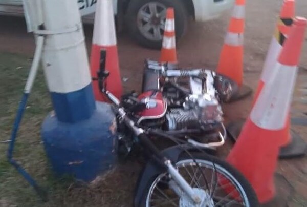 Choque entre motocicleta y patrullera policial arroja un accidentado - Noticiero Paraguay