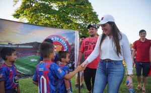 Precandidata Bettina Aguilera dona reflectores al Club Barcelona